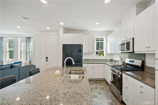 $589,000 | 5604 Altamura Way, Unit 10, Fontana, CA 92336