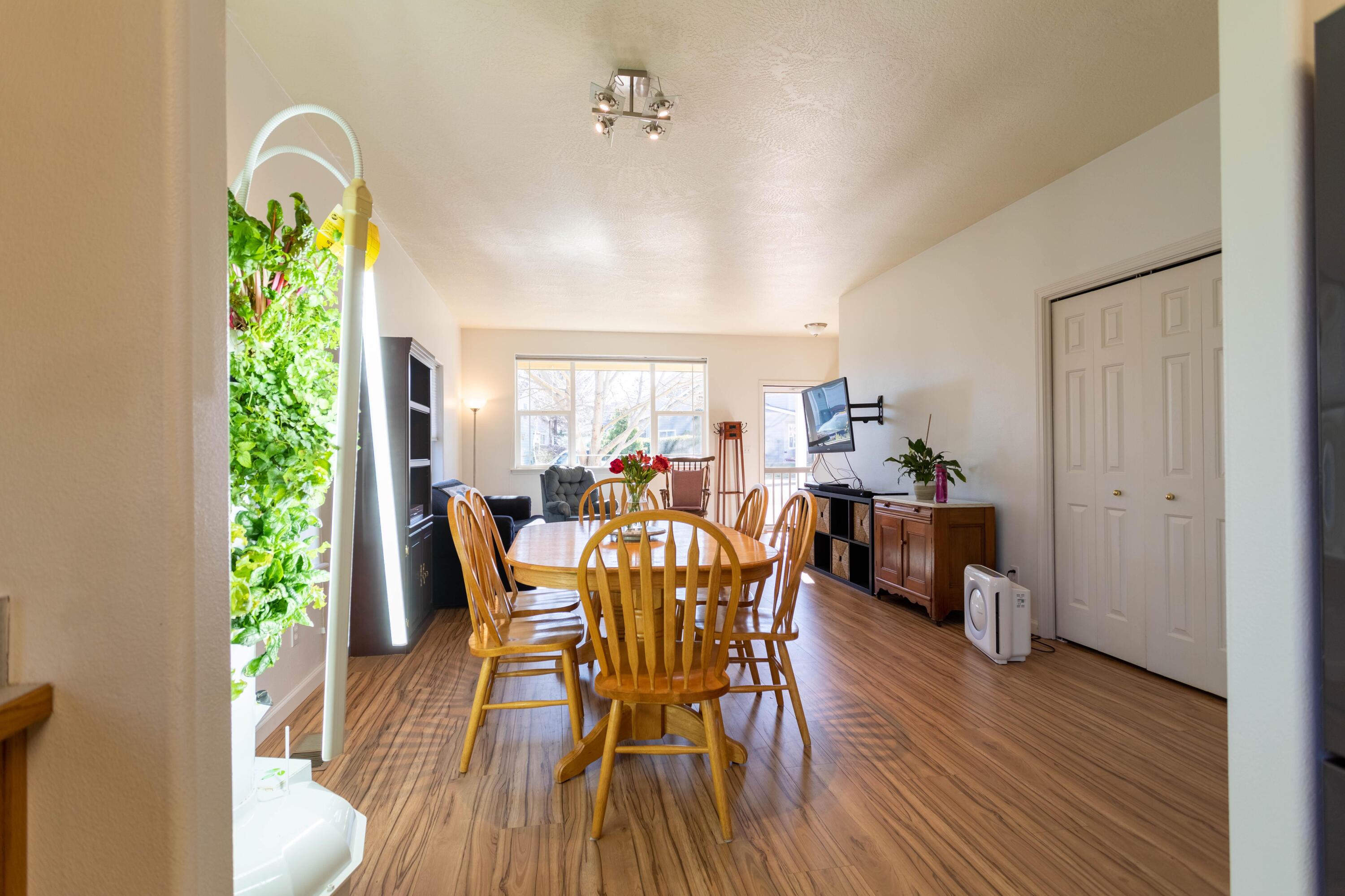 1012 Megan Lane Phoenix, OR 97535 - Photo 10 of 35 Dining