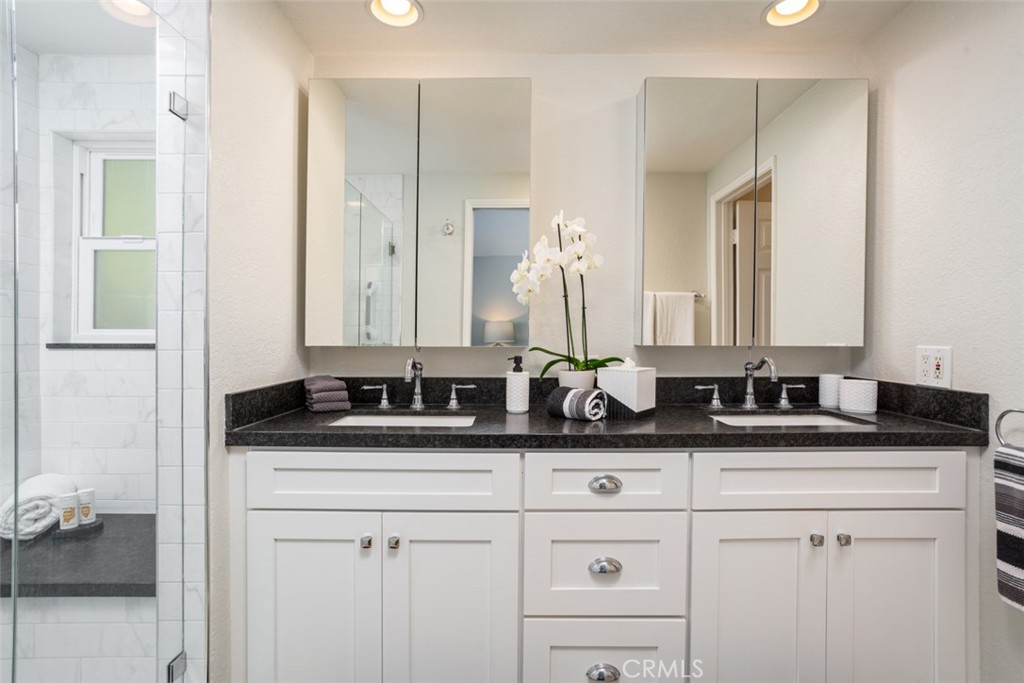 302 Esplanade Newport Beach, CA 92660 - Photo 21 of 40 Primary Bath