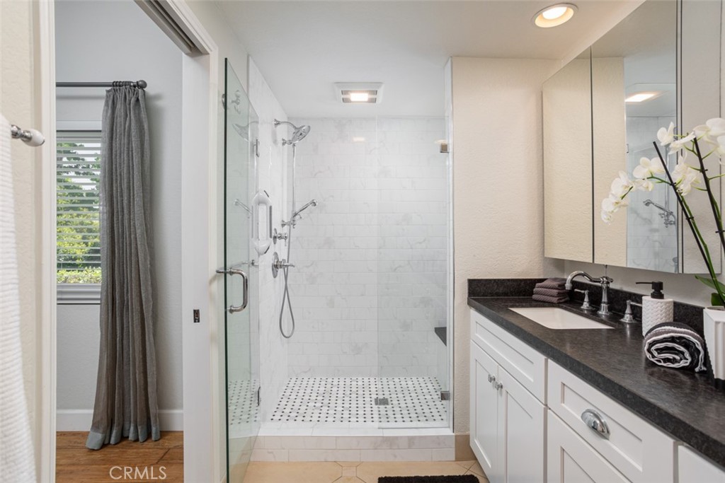 302 Esplanade Newport Beach, CA 92660 - Photo 22 of 40 Primary Bath