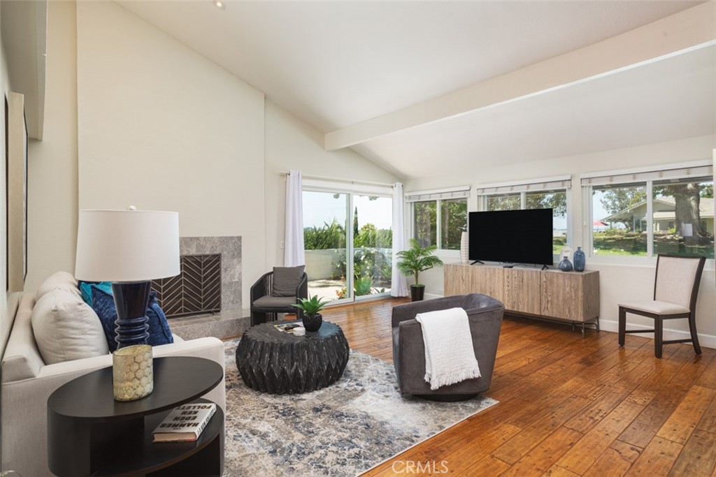 302 Esplanade Newport Beach, CA 92660 - Photo 7 of 40 Living Room