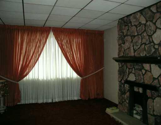 2121 Spring Street Arlington, PA 15210 - Photo 2 of 8 Living Room.