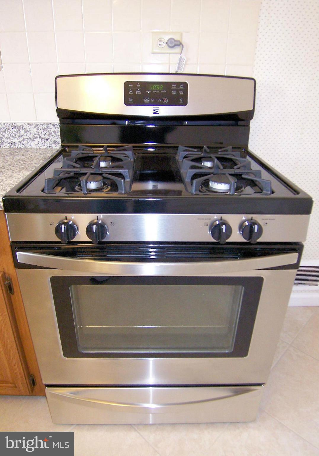 1505 Cavel Road Rosedale, MD 21237 - Photo 13 of 27 a close view of stove top oven