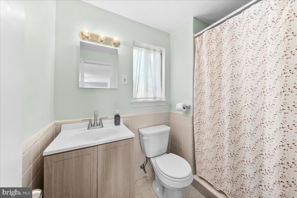 513 Beatty Road Springfield, PA 19064 - Photo 29 of 40 Full Bathroom 2