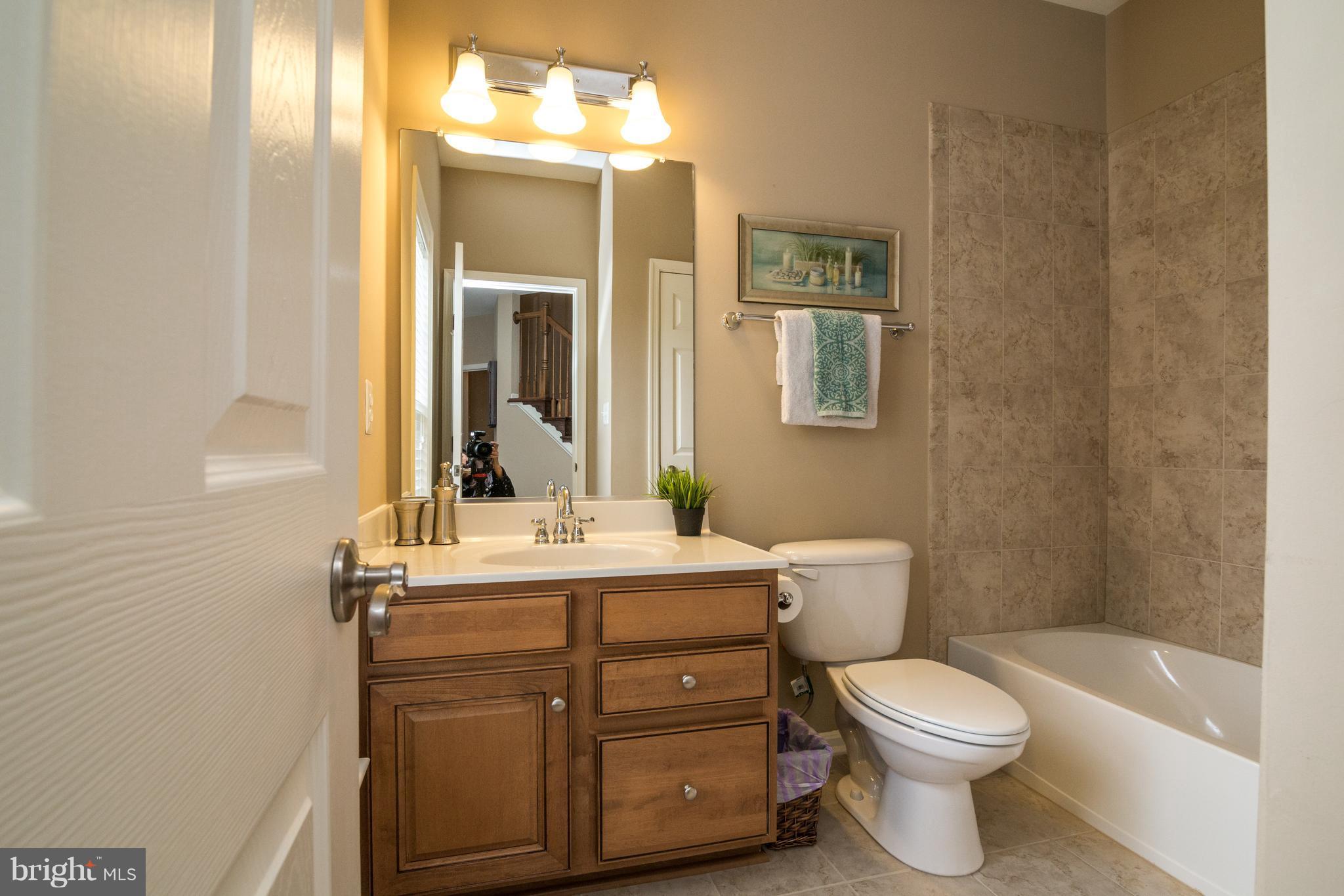6027 Masondale Road Alexandria, VA 22315 - Photo 22 of 28 2nd level full bath