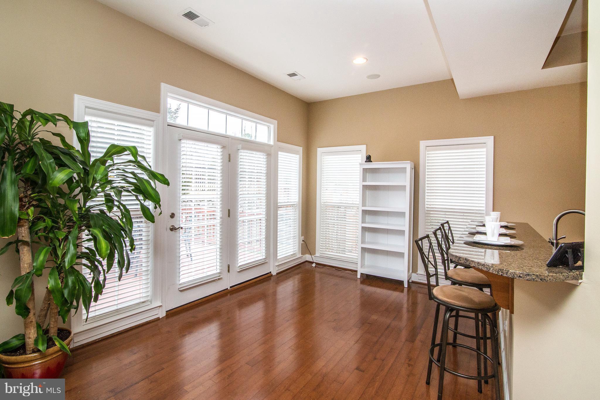 6027 Masondale Road Alexandria, VA 22315 - Photo 8 of 28 Table space