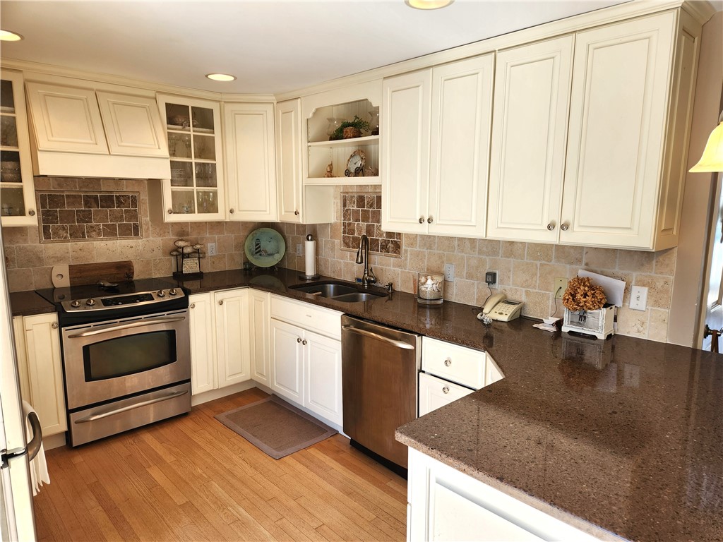 47 Treasure Road Narragansett, RI 02882 - Photo 3 of 12