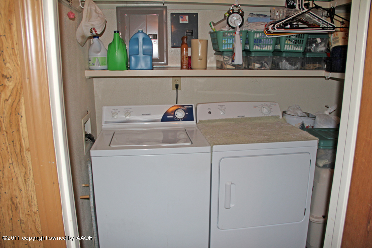 5210 South Travis Street Amarillo, TX 79110 - Photo 9 of 29 a utility room with dryer and washer