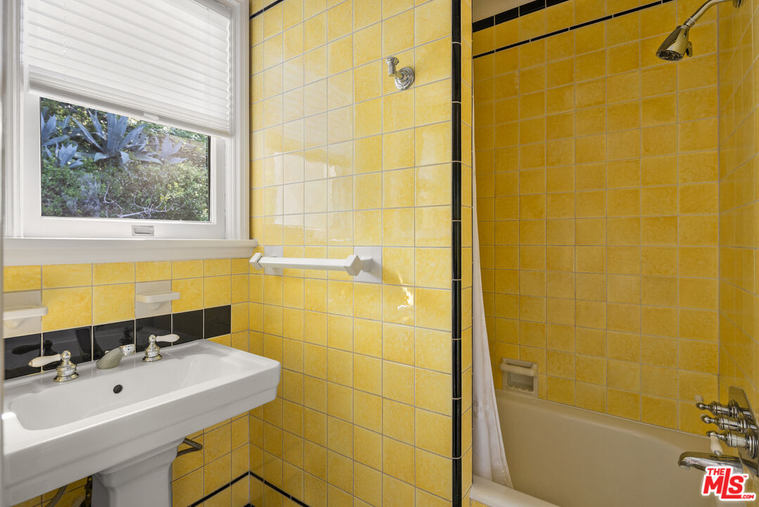 35 Haldeman Road Santa Monica, CA 90402 - Photo 13 of 18 a bathroom with a sink and a bathtub