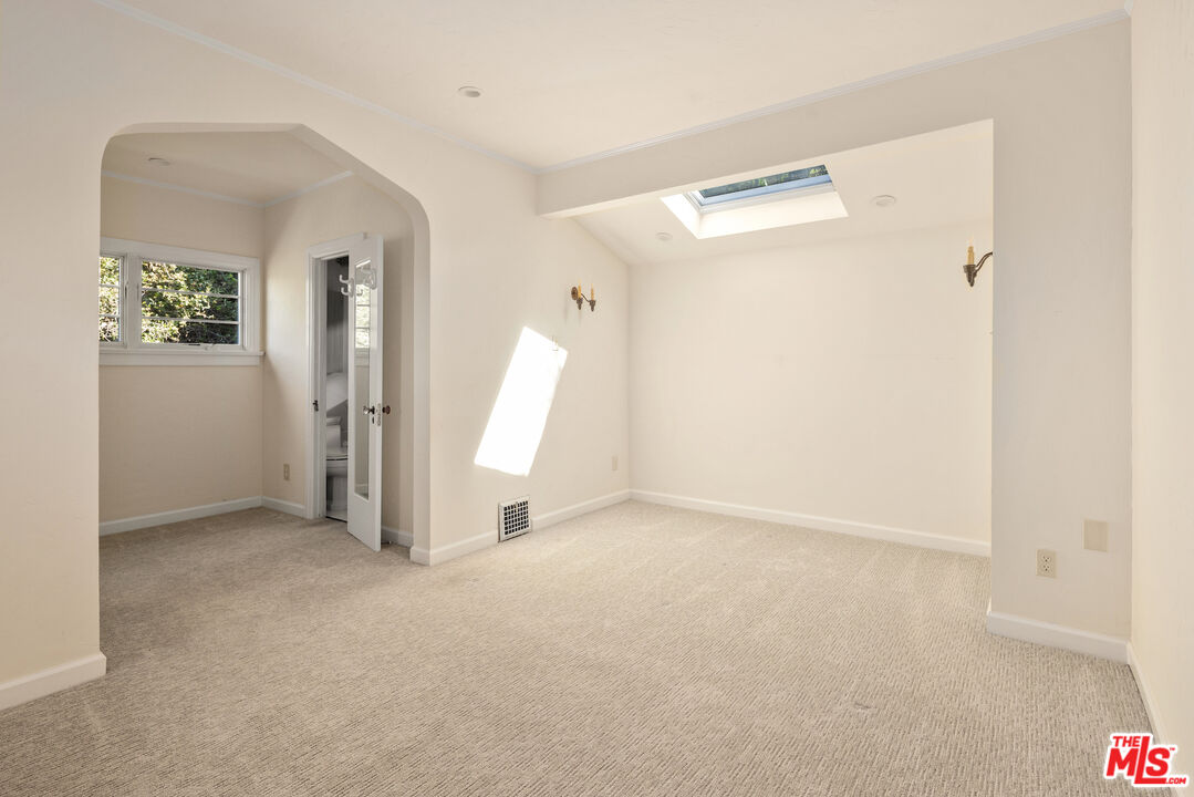 35 Haldeman Road Santa Monica, CA 90402 - Photo 15 of 18 an empty room with a window