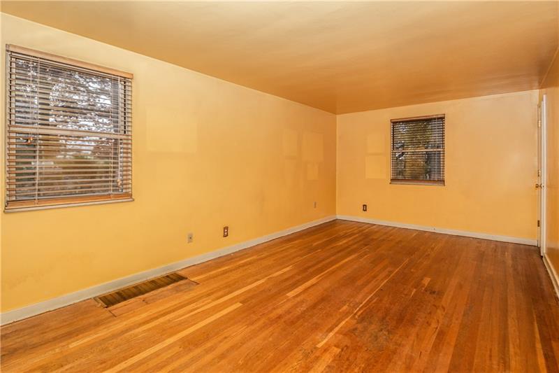 8101 Peebles Road Pittsburgh, PA 15237 - Photo 3 of 25 Living Room 20x11