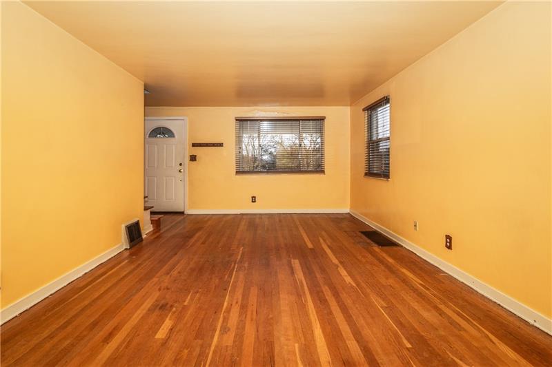 8101 Peebles Road Pittsburgh, PA 15237 - Photo 4 of 25 Living Room 20x11