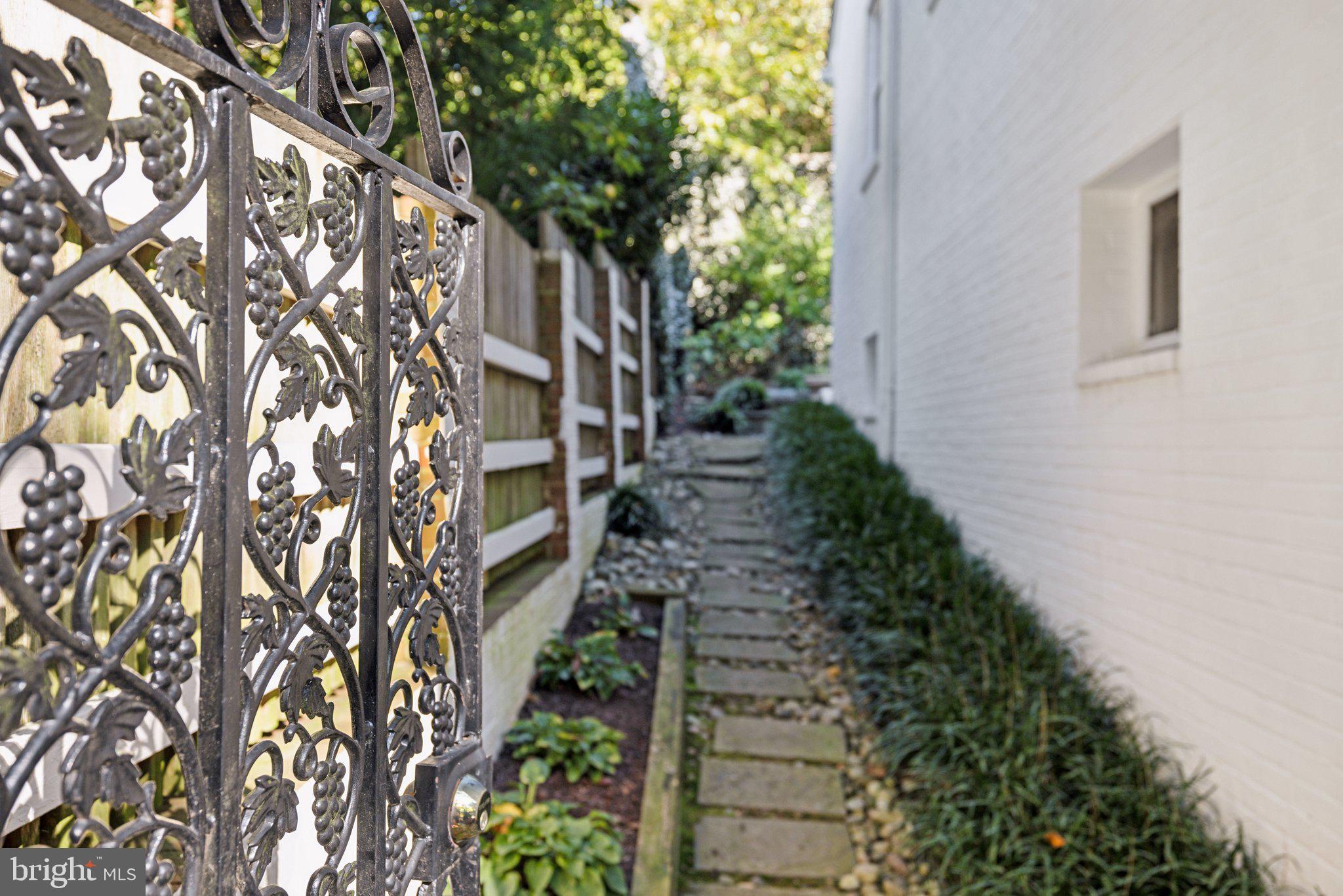 4555 W Street Northwest Washington, DC 20007 - Photo 28 of 34 a backyard of a house with lots of green space