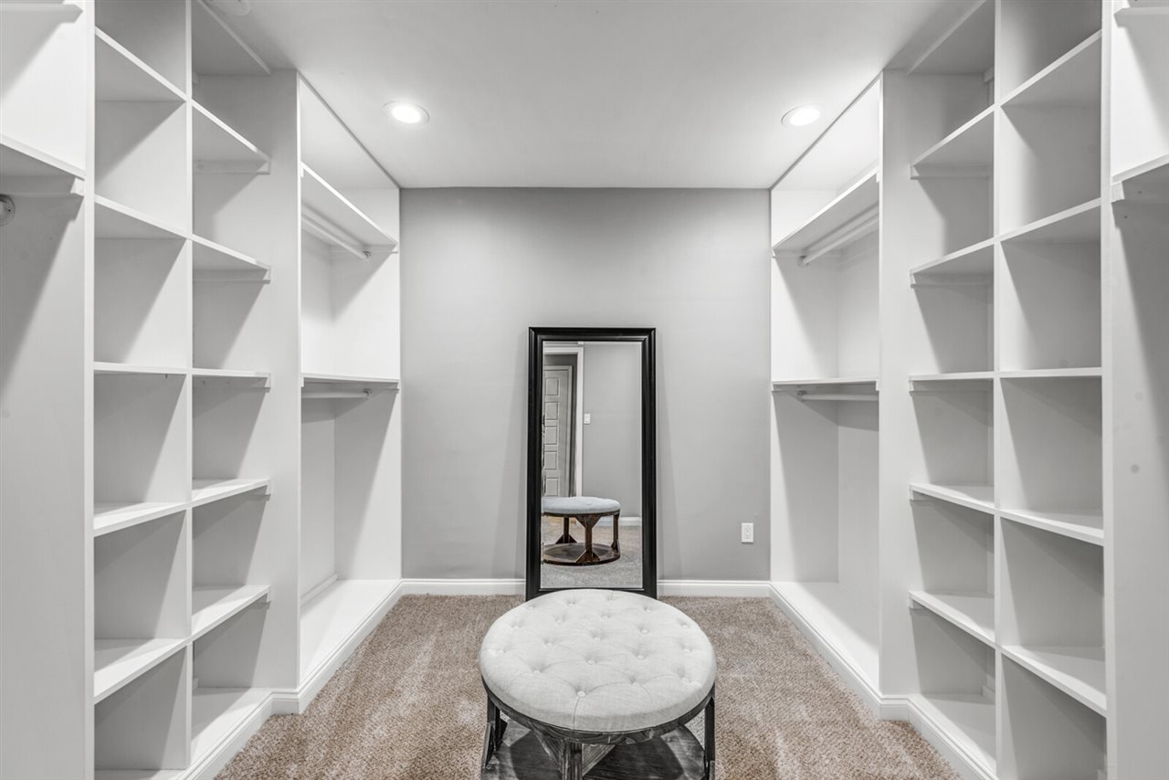 5209 South Angela Road Memphis, TN 38117 - Photo 20 of 25 Walk in master closet
