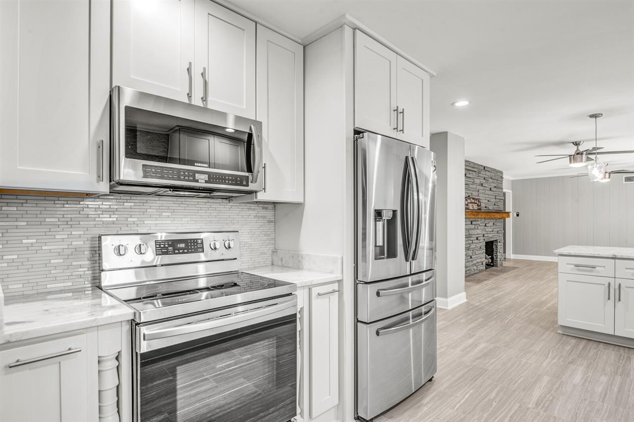 5209 South Angela Road Memphis, TN 38117 - Photo 10 of 25 New appliances add a nice touch to this already custom kitchen