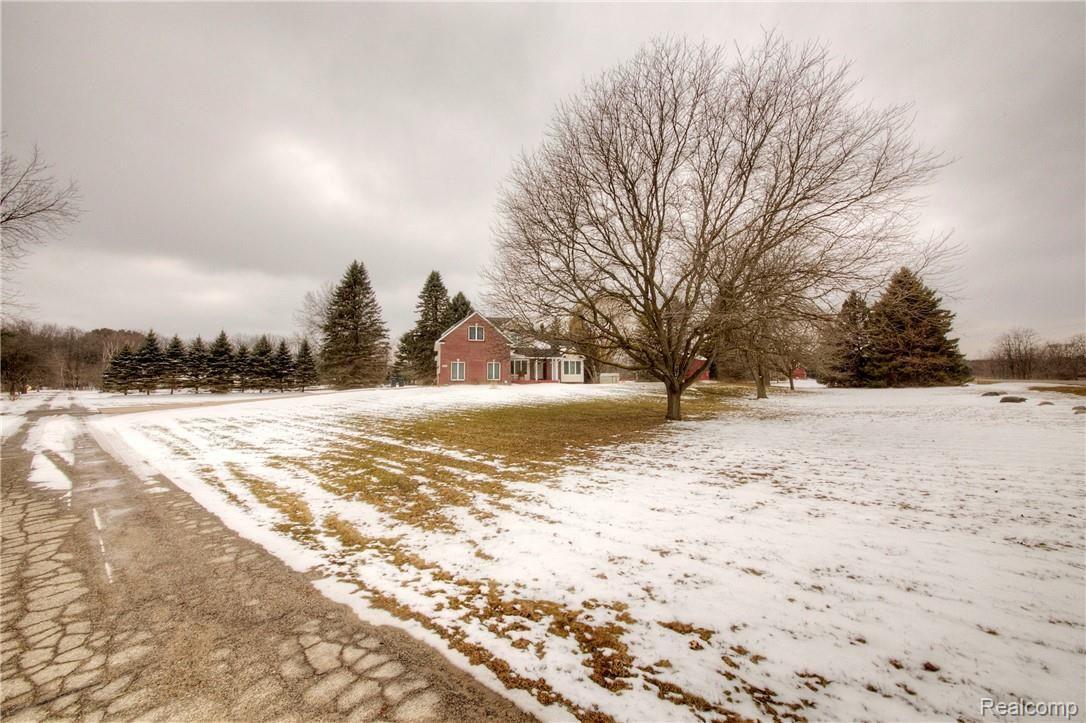 4762 Golf Club Road Howell, MI 48843 - Photo 5 of 42 930A2561_2_3.jpg