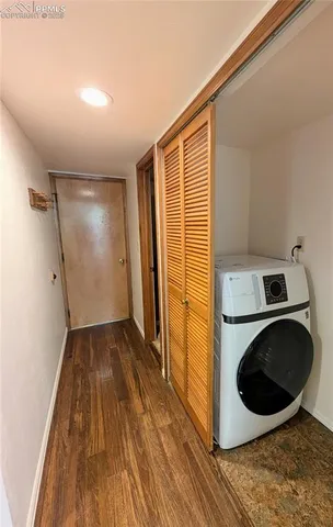 a view of washer and dryer in a room