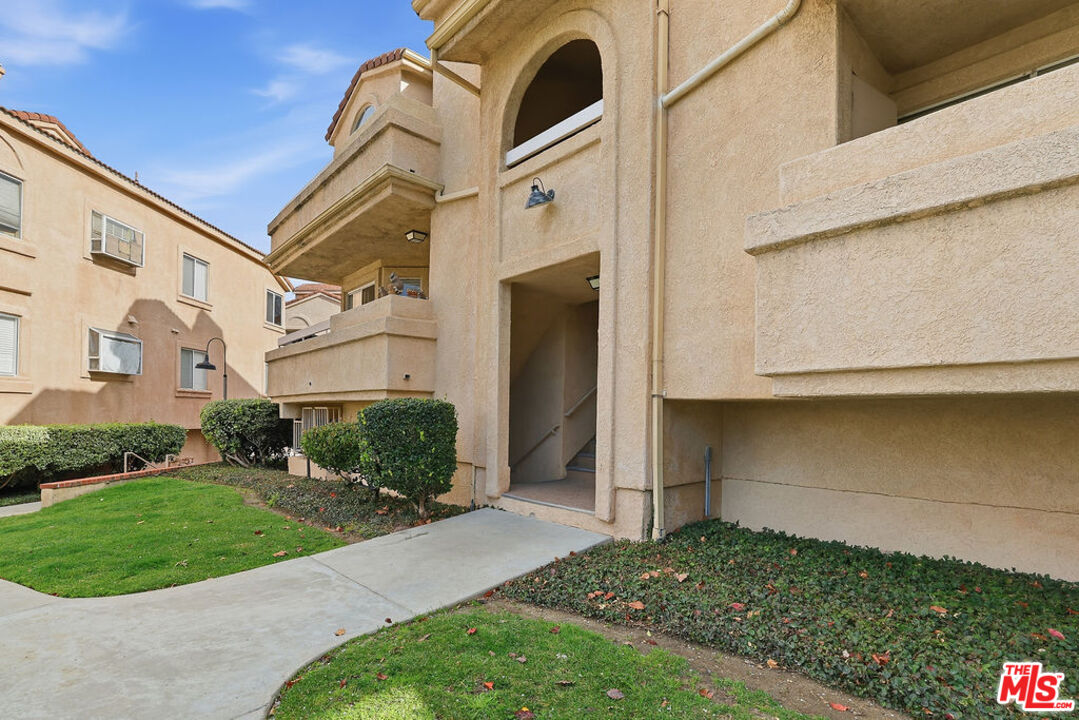 19834 Sandpiper Place, Unit 64 Newhall, CA 91321 - Photo 1 of 40 a view of a back yard of the house
