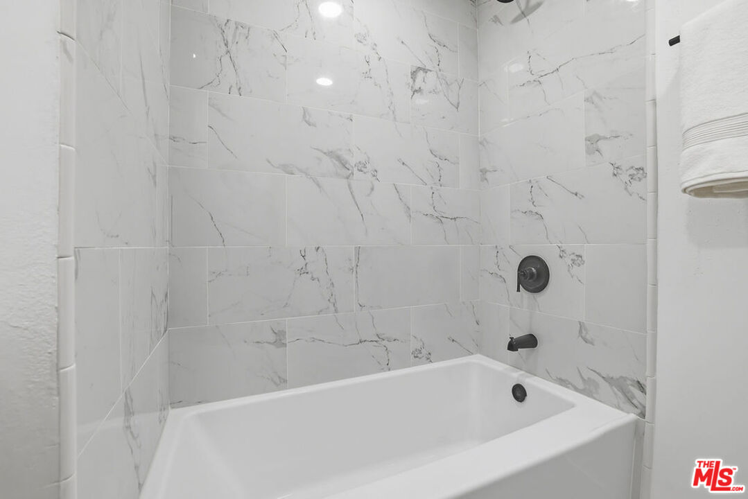 19834 Sandpiper Place, Unit 64 Newhall, CA 91321 - Photo 18 of 40 a bathroom with a tub