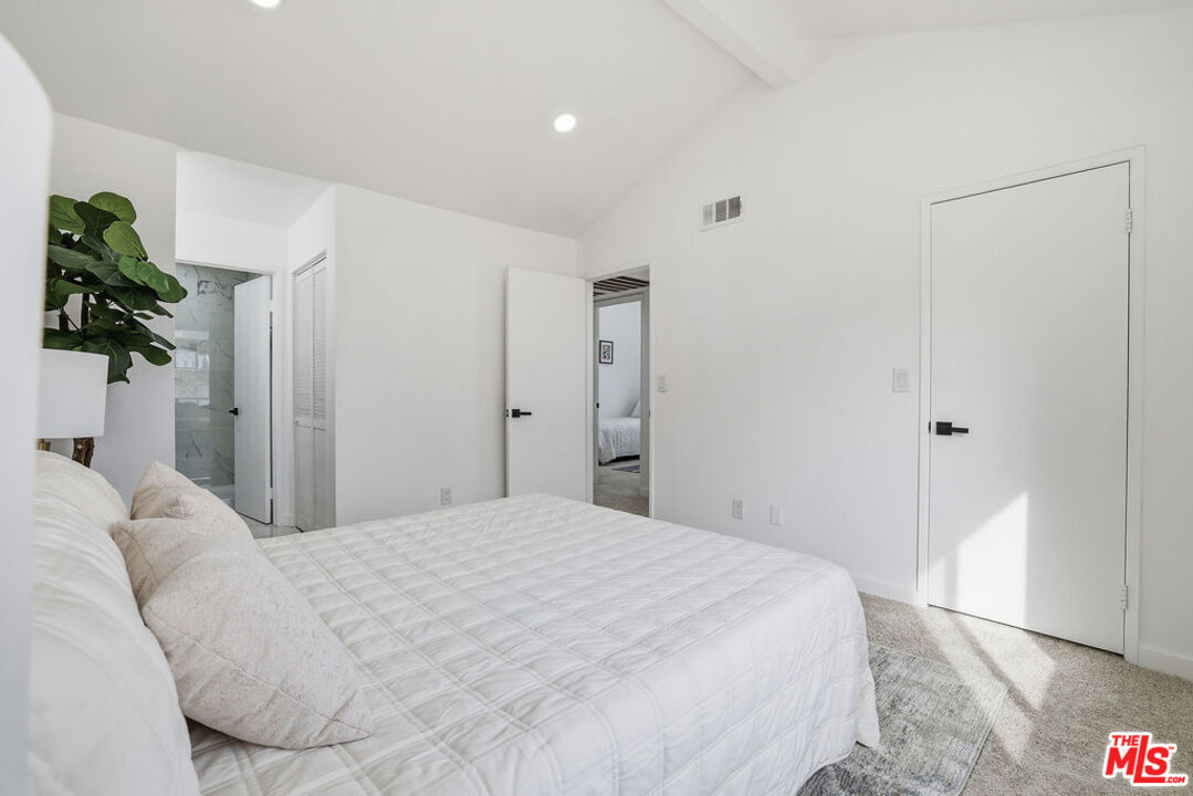 19834 Sandpiper Place, Unit 64 Newhall, CA 91321 - Photo 27 of 40 a bedroom with a bed and a potted plant