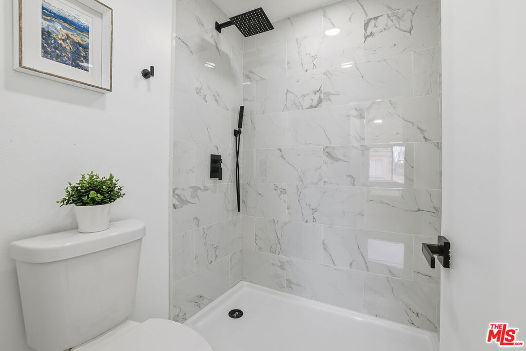 19834 Sandpiper Place, Unit 64 Newhall, CA 91321 - Photo 30 of 40 a bathroom with a shower
