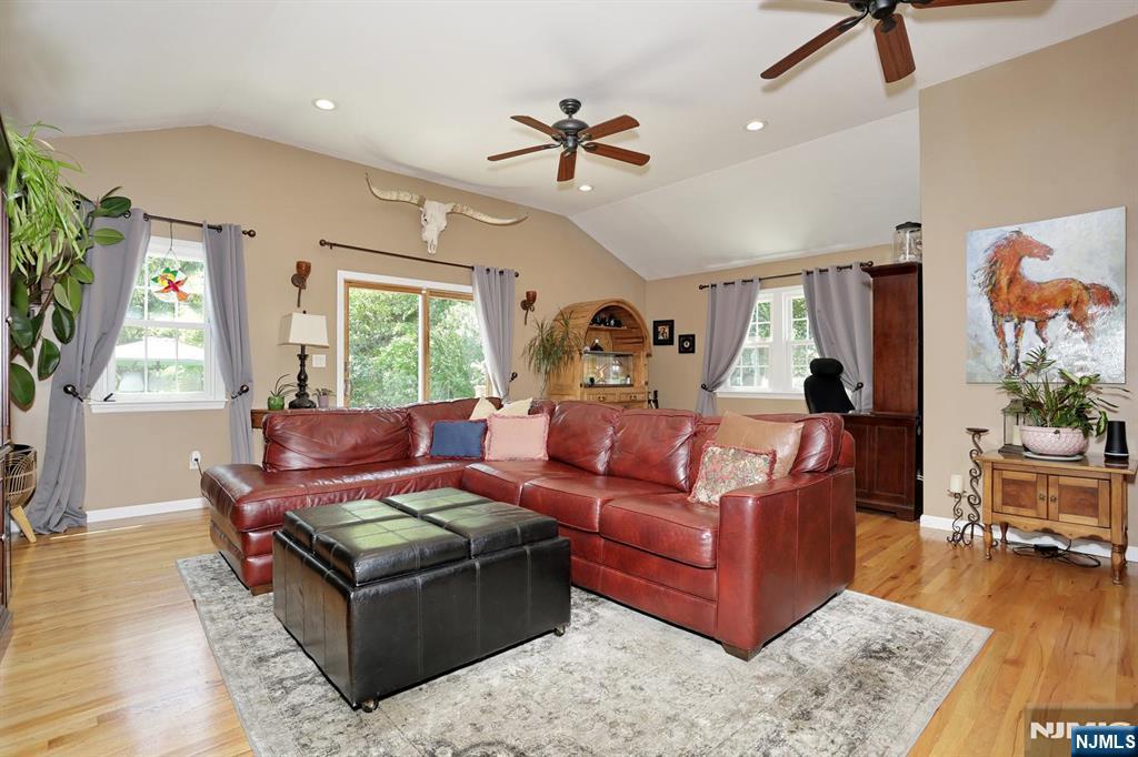 396 Burlington Road Paramus, NJ 07652 - Photo 13 of 46