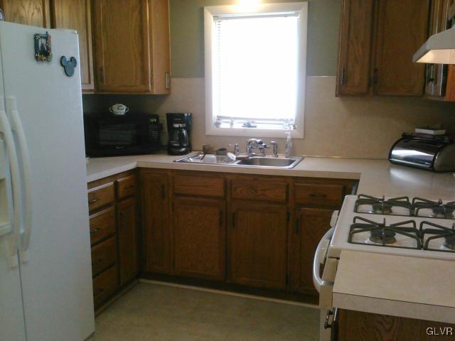 911 Ridge Street Easton, PA 18042 - Photo 5 of 11 Gallery Image 5