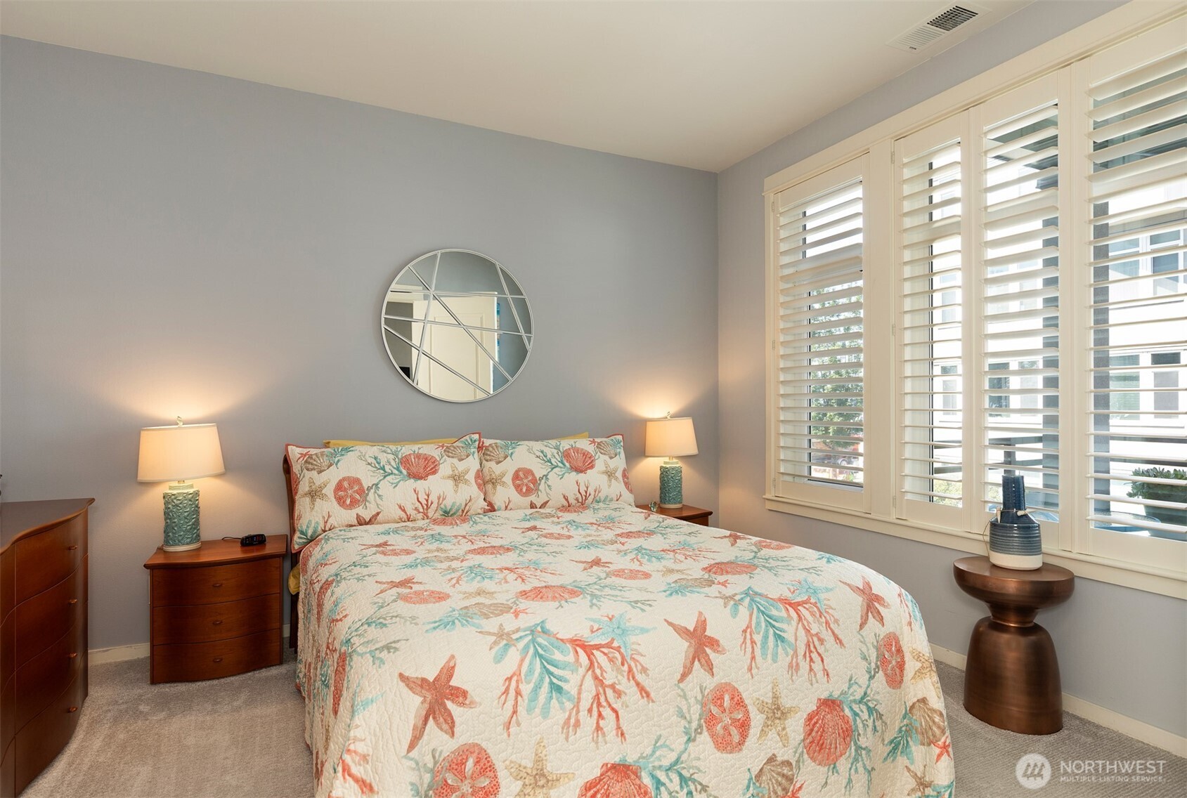 2000 Alaskan Way, Unit 255 Seattle, WA 98121 - Photo 18 of 31 a bedroom with a bed and a lamp