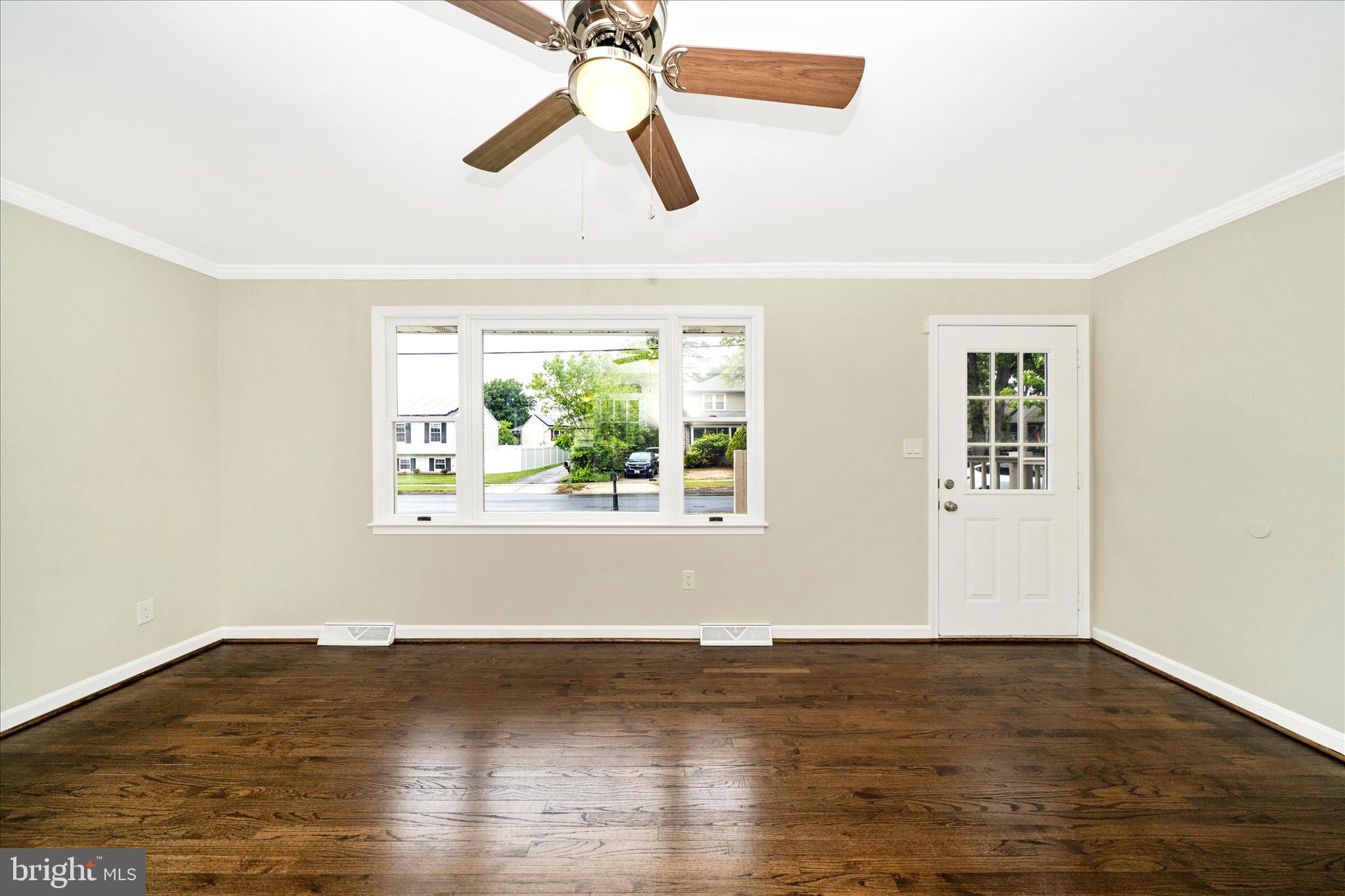 111 Range Road Glen Burnie, MD 21061 - Photo 6 of 58 Living Room