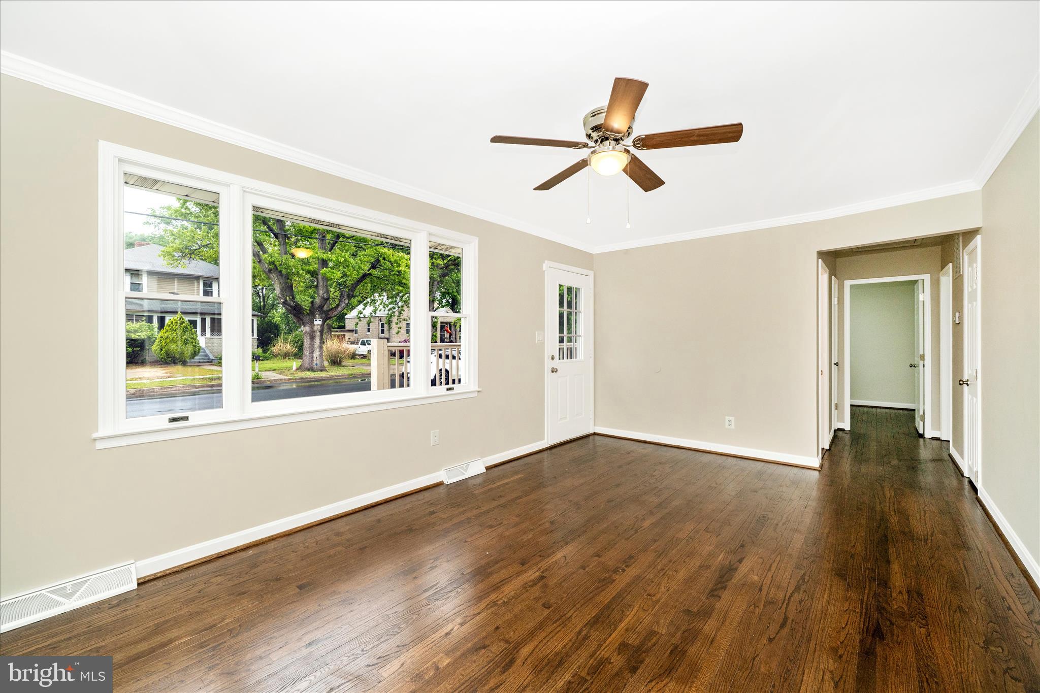 111 Range Road Glen Burnie, MD 21061 - Photo 9 of 58 Living Room