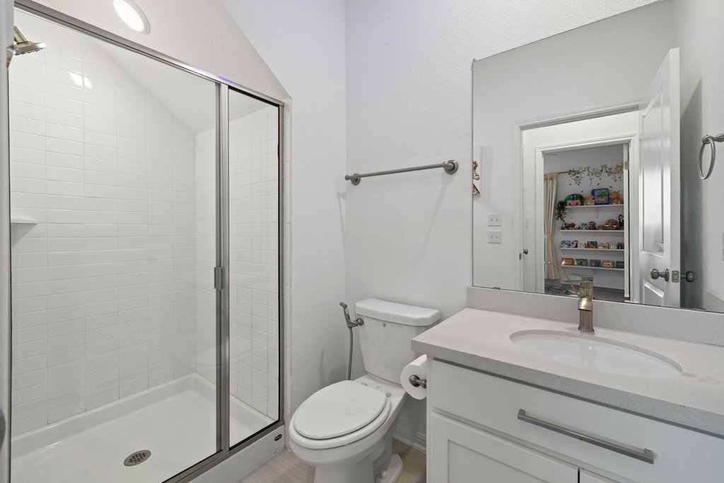 1113 Siena Sunset Road Leander, TX 78641 - Photo 18 of 29 Full bath adjacent to second bedroom on main level.