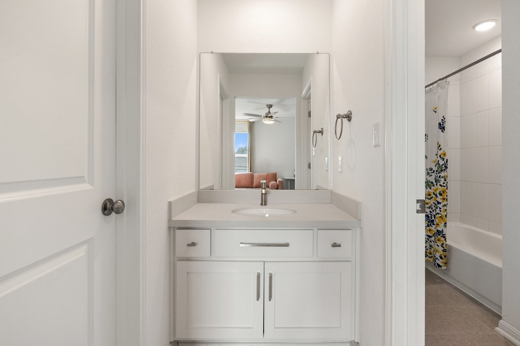 1113 Siena Sunset Road Leander, TX 78641 - Photo 22 of 29 Full bath, complete with separate private vanities, connecting upstairs bedrooms #1 & #2.