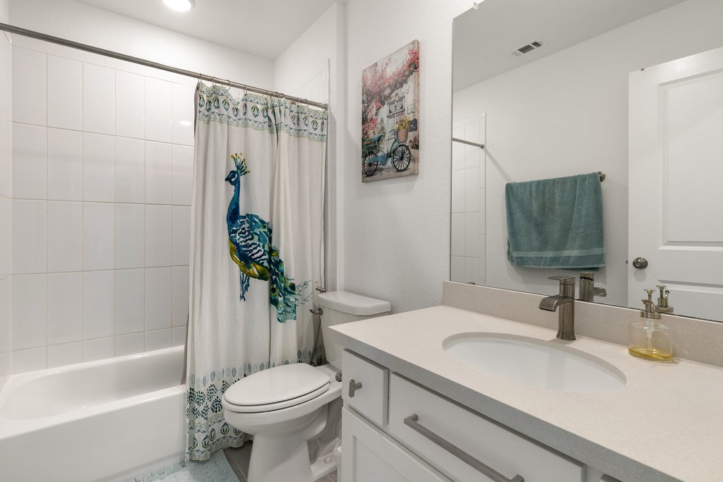 1113 Siena Sunset Road Leander, TX 78641 - Photo 24 of 29 Full upstairs bath adjacent to upstairs bedroom #3.