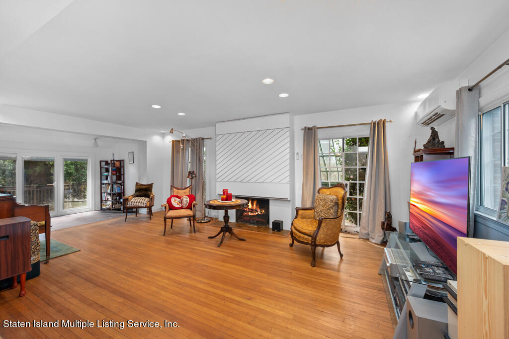 221 Benedict Road Staten Island, NY 10304 - Photo 12 of 42 Living room 1