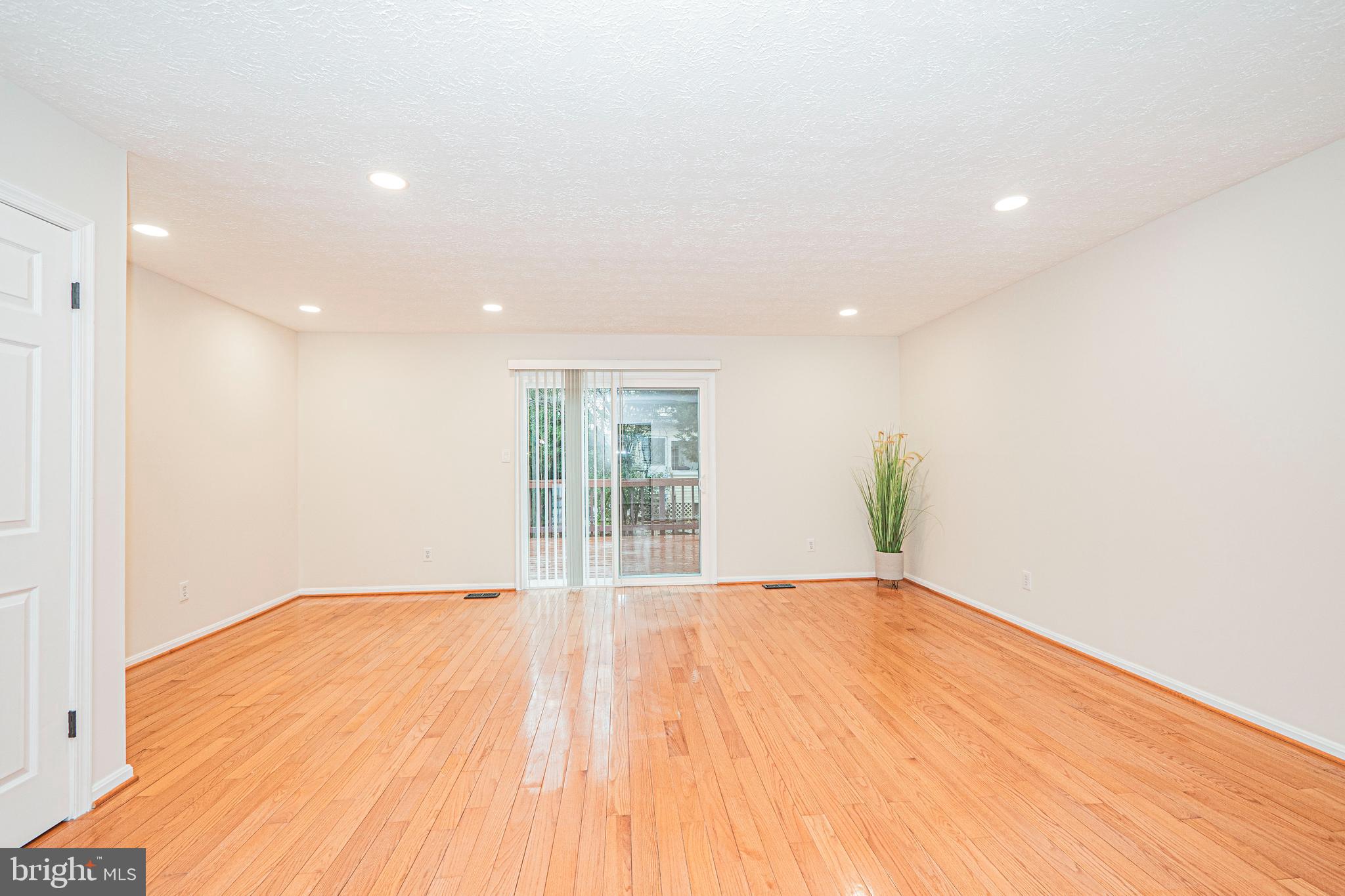 28 Powder View Court Baltimore, MD 21236 - Photo 4 of 38 main floor living room