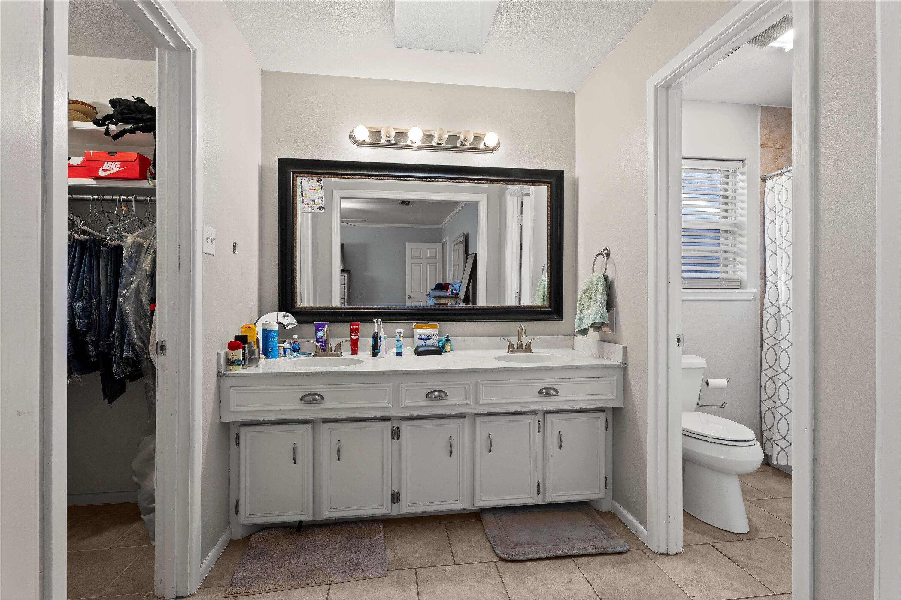 1007 South Howell Street Brownfield, TX 79316 - Photo 8 of 18 a bathroom with a toilet sink and mirror