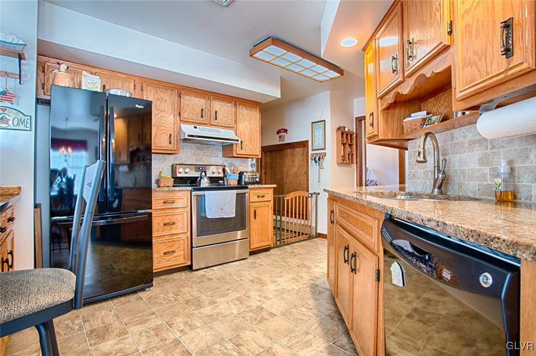 821 Lahr Road Nazareth, PA 18064 - Photo 3 of 31