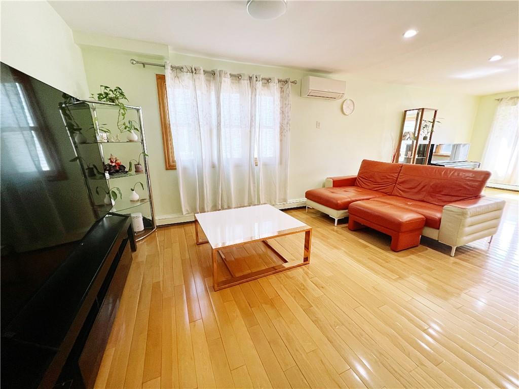 25 Rome Avenue Staten Island, NY 10304 - Photo 8 of 37 Gallery Image 8