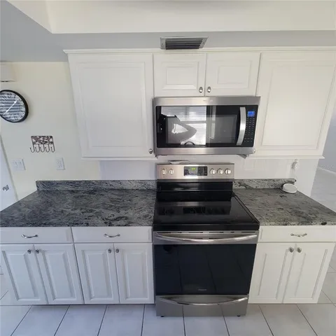 a view of a house with backyard