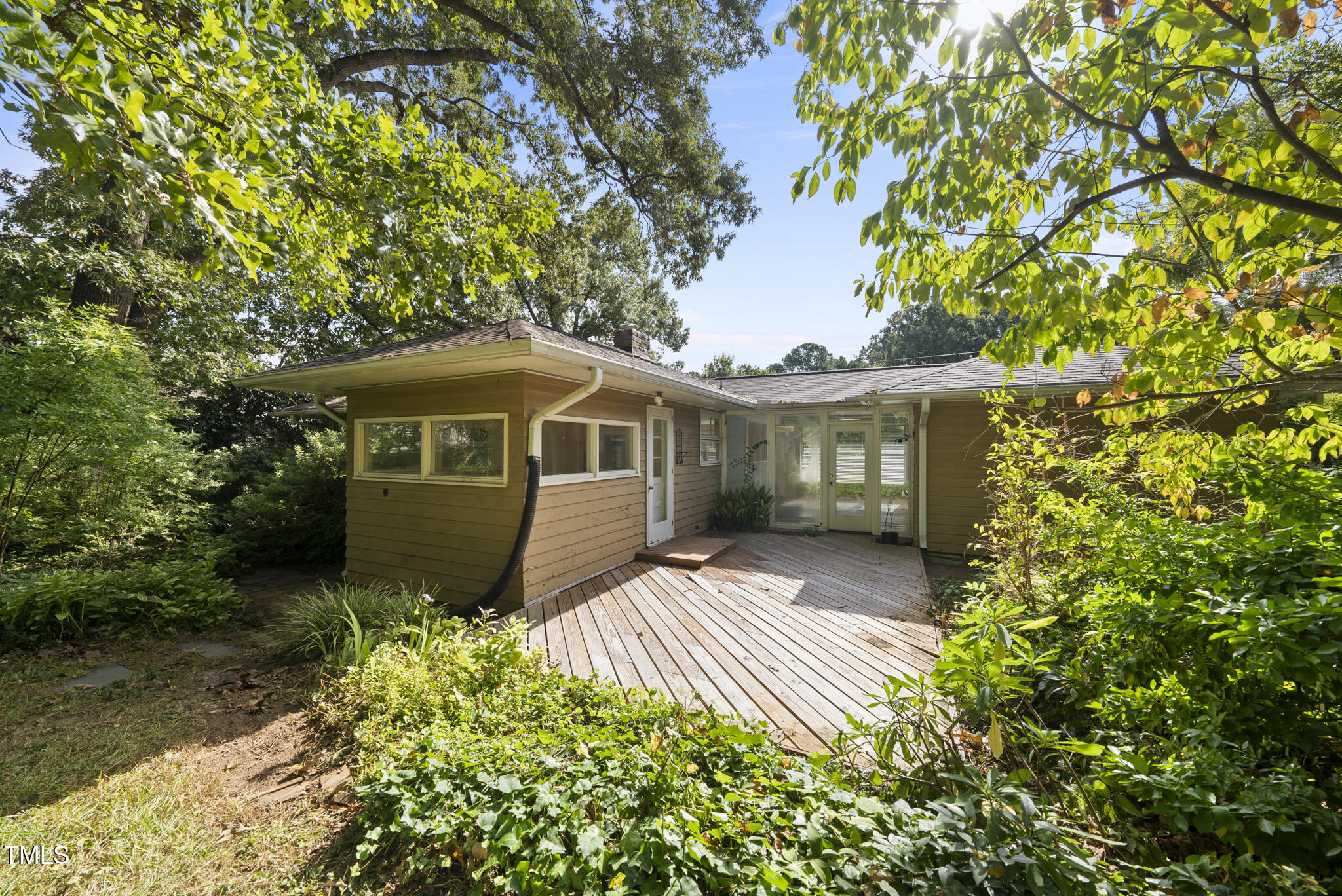 825 Woodburn Road Raleigh, NC 27605 - Photo 13 of 35 a front view of a house with garden