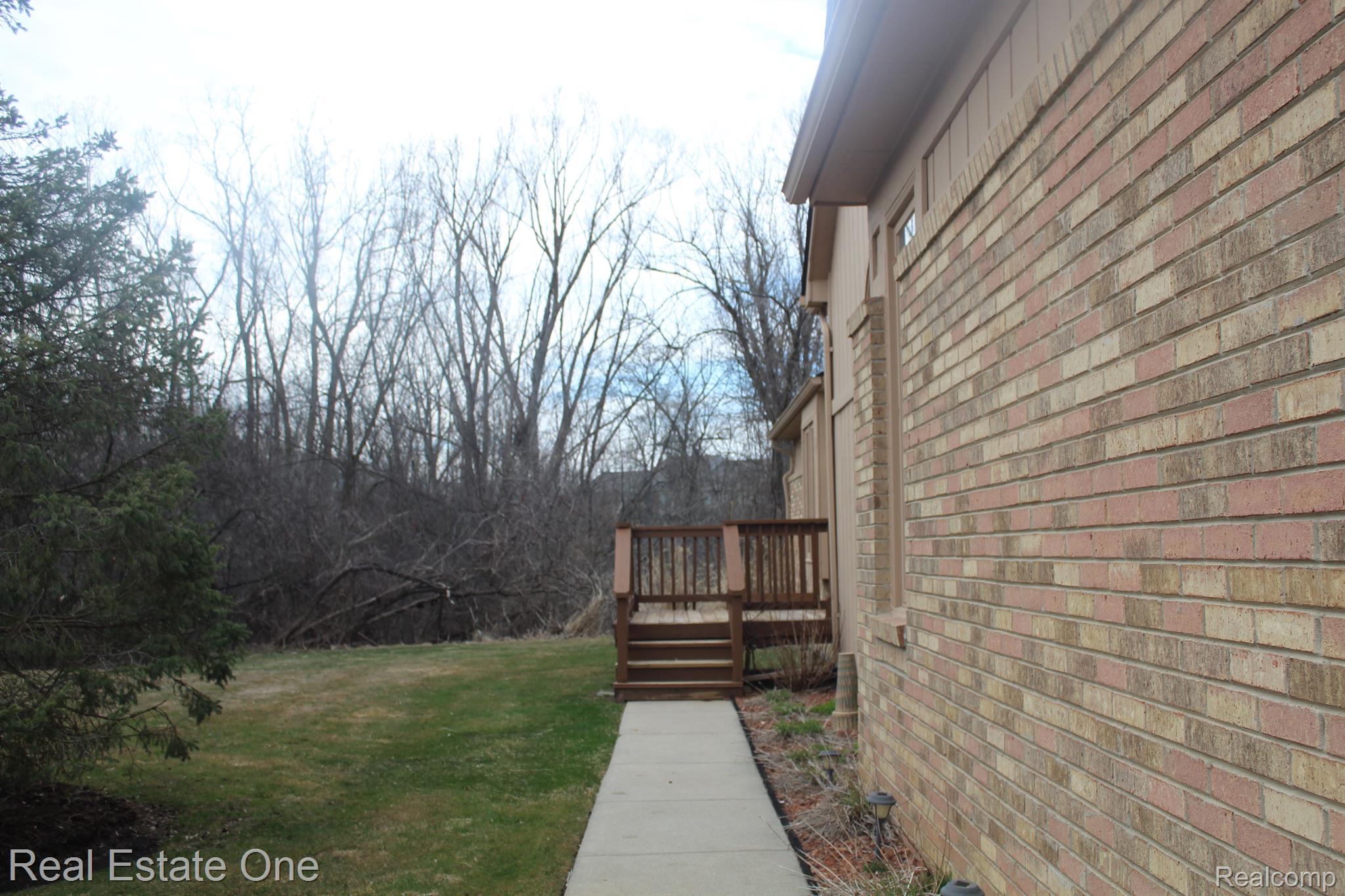 21570 River Ridge Court Farmington, MI 48335 - Photo 2 of 27 Gallery Image 2