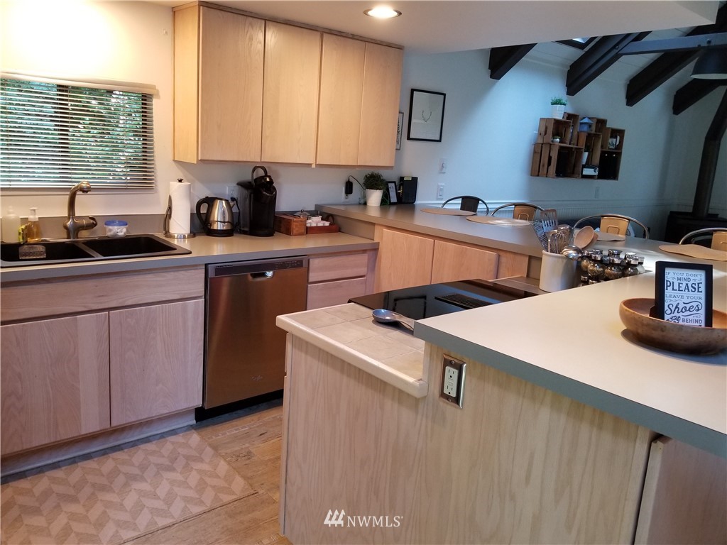 53718 State Rte 2 Gold Bar, WA 98251 - Photo 4 of 32 a kitchen that has a sink and a stove in it