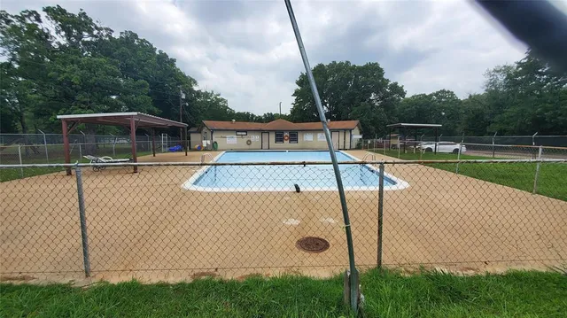 a view of a house with backyard