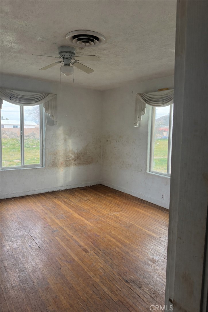 19859 Anahola Road Barstow, CA 92311 - Photo 7 of 14 an empty room with windows