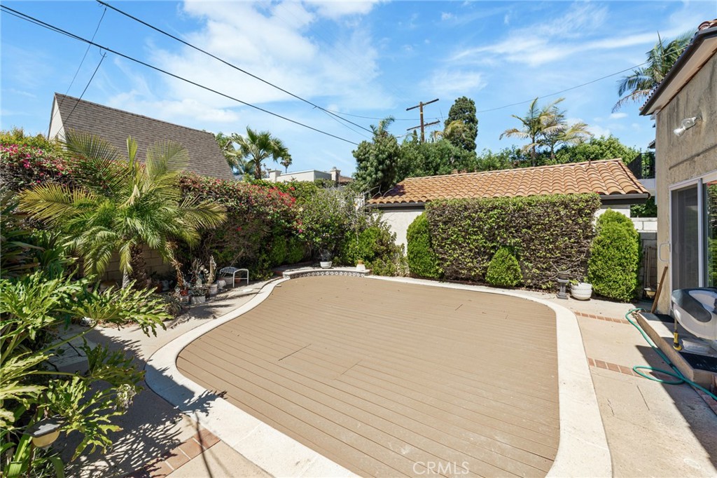 233 South Swall Drive Beverly Hills, CA 90211 - Photo 24 of 28 a view of a backyard