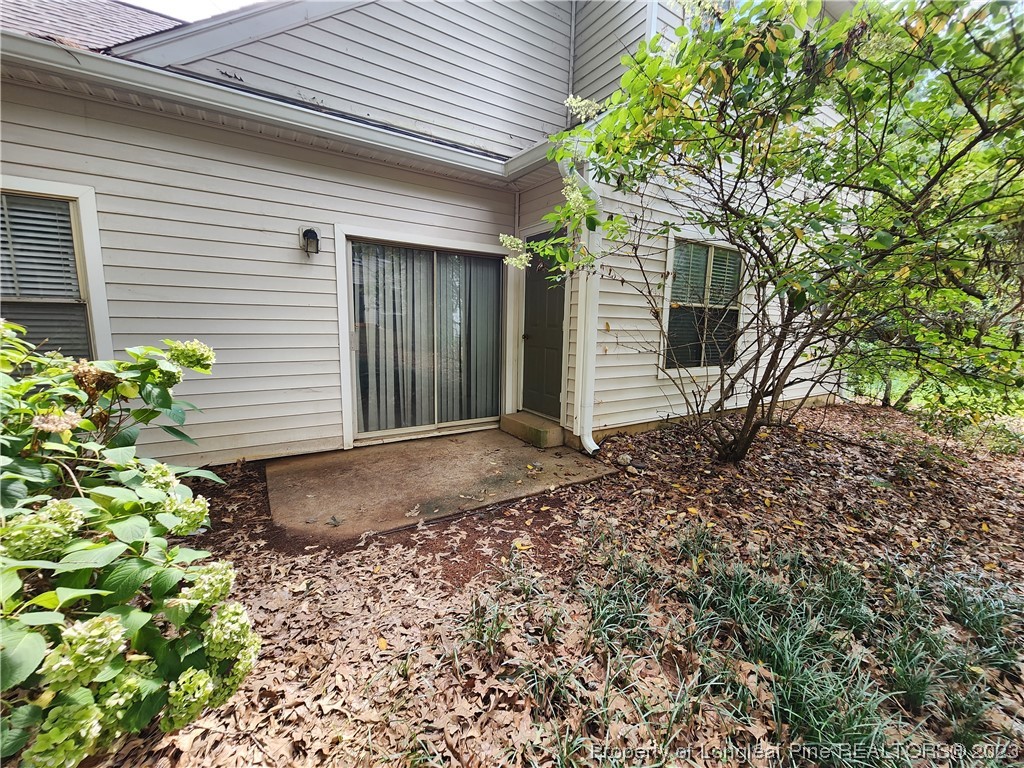 6111 Sunpointe Drive, Unit 104 Raleigh, NC 27606 - Photo 47 of 49 a backyard of a house