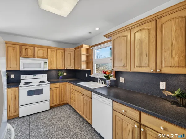$344,900 | 6 Cedar Street, Waterford, CT 06385
