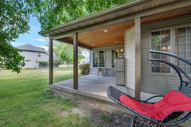 a view of a house with backyard