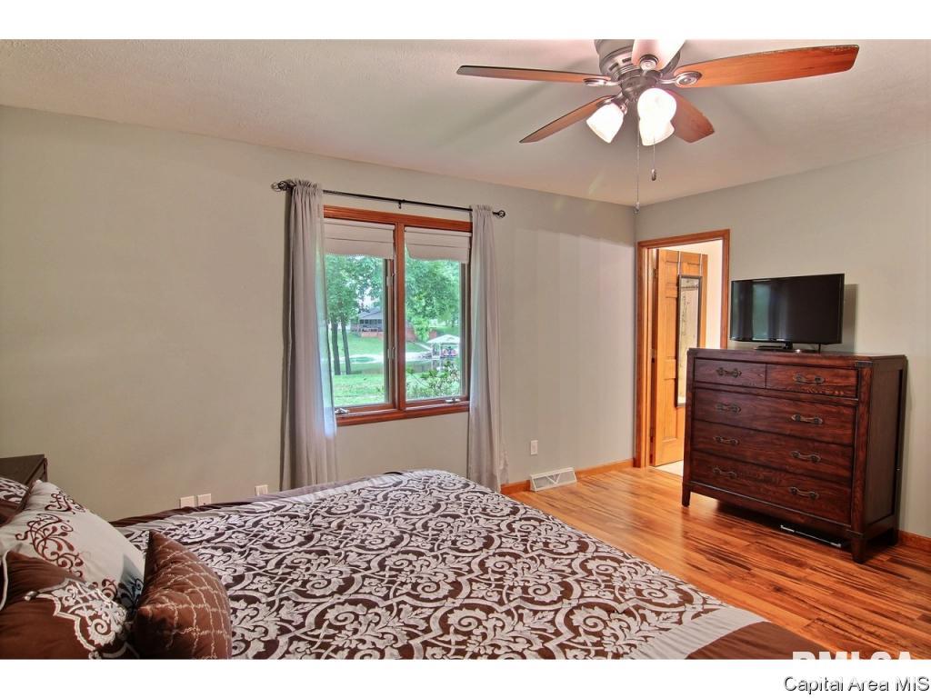 15645 North Lake Road Girard, IL 62640 - Photo 16 of 25 Gallery Image 16