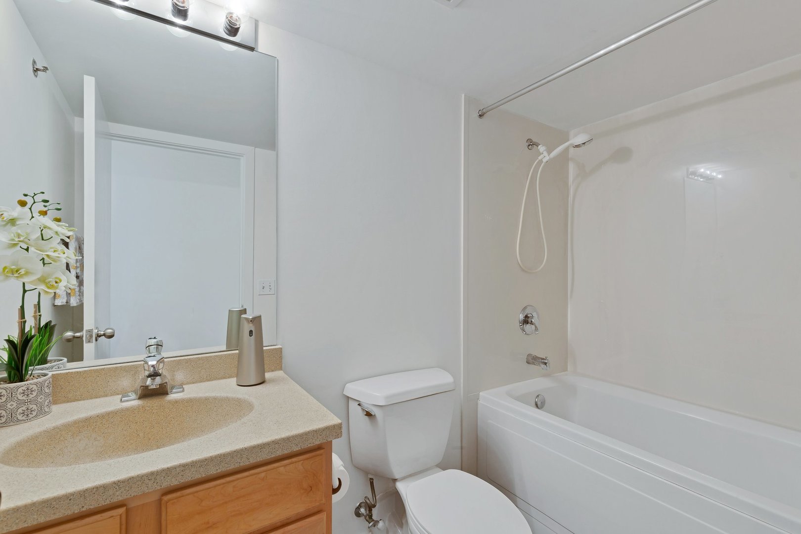 550 West Harrison Street, Unit 453 Chicago, IL 60607 - Photo 7 of 17 a bathroom with a sink a toilet and a bathtub